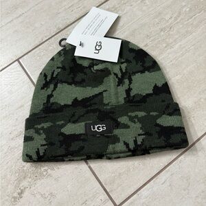 UGG Camouflage Knit Beanie..green/black.. O/S
Unisex black logo tag.. nwt